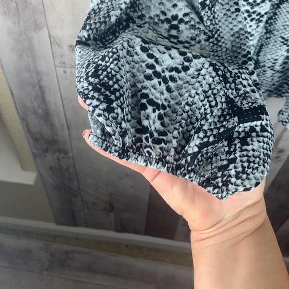 NWT NYDJ Peasant Blouse in Grey Victorian Python size 1X - Picture 8 of 12